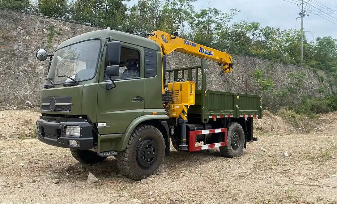 4x4 truck-mounted crane