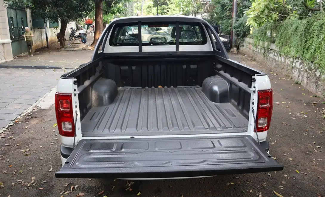 Double-cab freight electric pickup