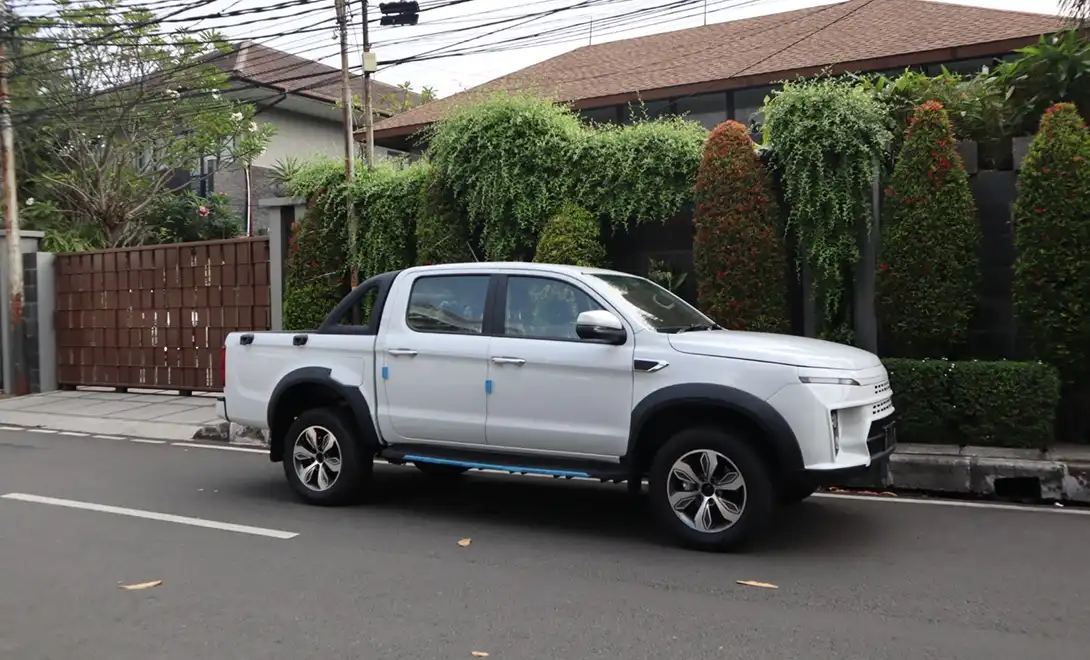 Household cargo electric pickup truck