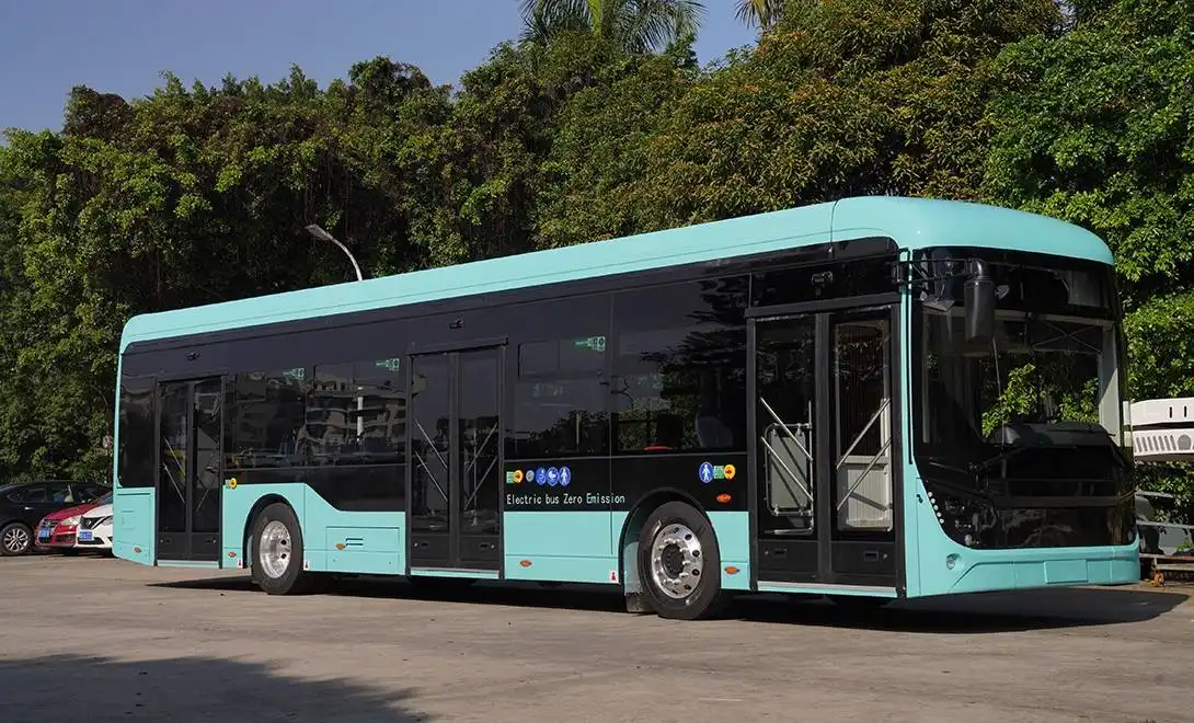three door low floor electric city bus