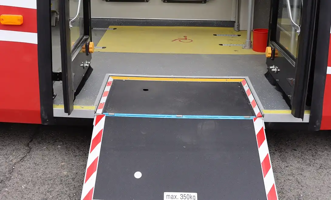 Wheelchair accessible 6m electric city bus