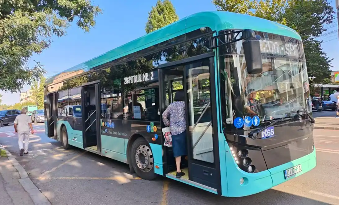 Three door 12m electric city bus